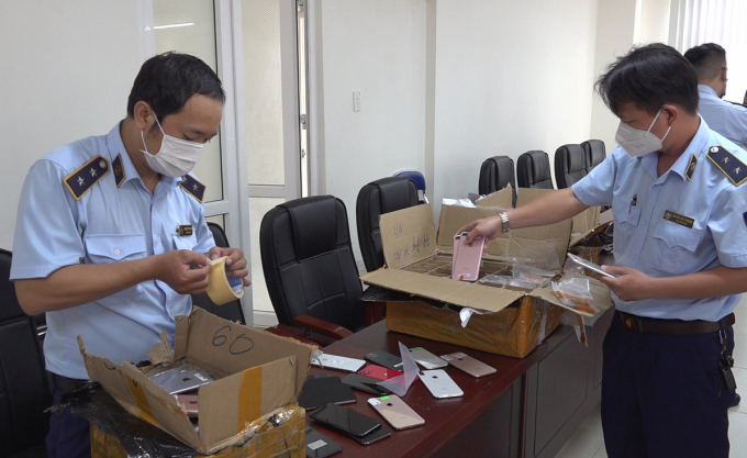 Hơn 500 iPhone trong toa tàu ở ga Sài Gòn